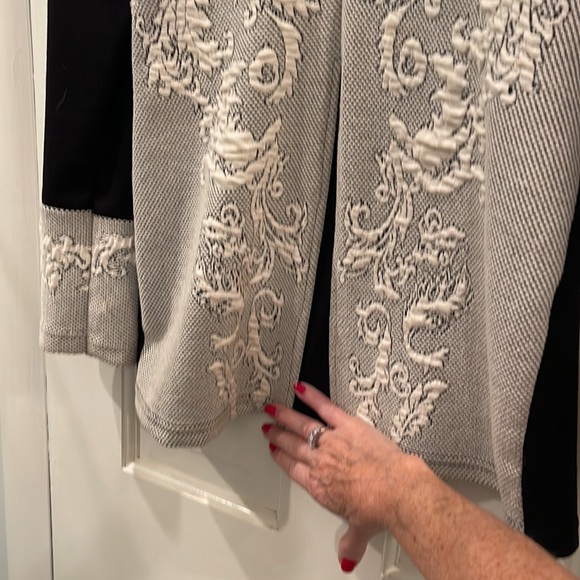 Gorgeous over top with split bottom half and half zipper!Small great details - Picture 3 of 5